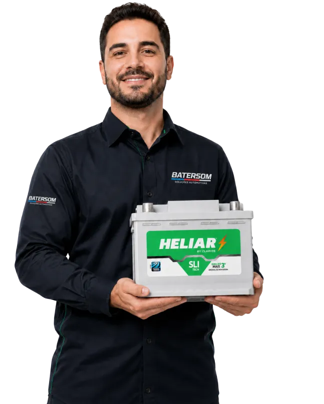 Técnico Batersom instalando bateria